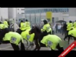 ingiltere premier lig - İngiliz Holigan Atlı Polise Saldırdı  Videosu