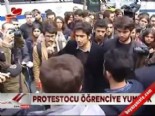 Protestocu öğrenciye yumruk 