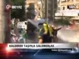 taksim meydani - Kaldırım taşıyla saldırdılar  Videosu