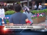 1 mayis isci bayrami - Kızını kolundan tutup çıkardı  Videosu