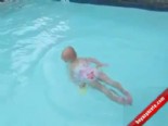Yüzücü Bebek Görenleri Şaşırtıyor