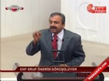 BDPli Önder Kürsüde Gömleğini Sıyırdı
