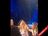 beyonce - Beyonce Saçlarını Fana Kaptırdı Videosu