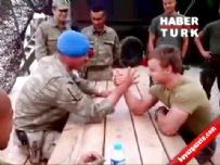 bilek guresi - Türk ve Hollandalı asker bilek güreşi yaparsa!  Videosu