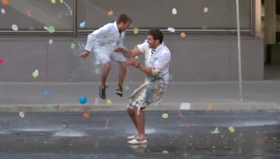 Su balonu savaşı böyle görüntülendi 