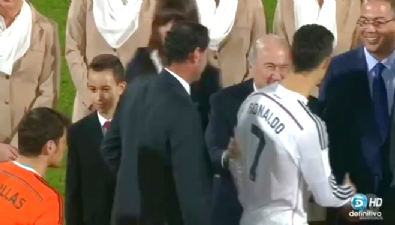 real madrid - Ronaldo'dan Platini'ye şok hareket  Videosu