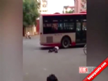 yolcu otobusu - Otobüsün Altına Kafasını Soktu Videosu
