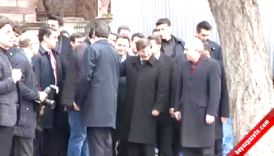 basbakanlik ofisi - Ahmet Davutoğlu kırmızı ışıkta böyle bekledi  Videosu