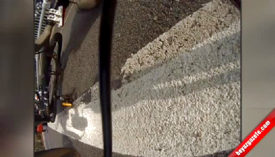 avustralya - Yola aniden çıktı bisikletliye çarptı  Videosu