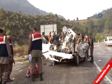 trafik kazasi - Antalya-Isparta Yolunda Tıra Çarpan Minibüs Paramparça Oldu; 2 Ölü, 6 Yaralı  Videosu