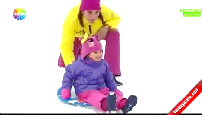 uludag - Işın Karaca ve kızı Mia'nın kar keyfi  Videosu