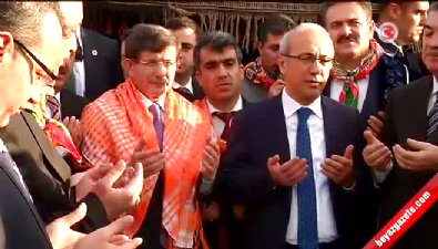 Başbakan Davutoğlu Osmaniye'de halay çekti