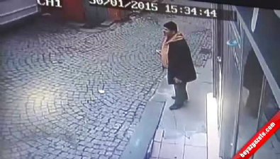 taksim - İstanbul Taksim Meydanı'nda Polise Saldıran Kadının Kaçma Anı Kamerada!  Videosu