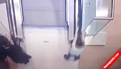 alisveris merkezi - Yürüyen Merdivende Oynayan Kız 2. Kattan Yere Çakıldı  Videosu