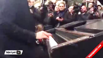 paris - Gezi'nin piyanisti Paris'te ortaya çıktı Videosu