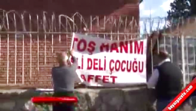 Evden kovulan koca böyle af bekliyor 