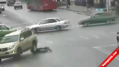 mobese kazalari - Yolun karşısına geçmek isteyen kadın cipin altında kaldı  Videosu