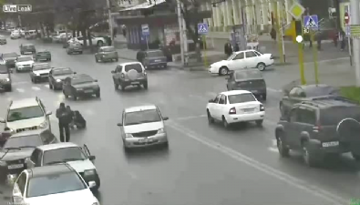 trafik kazasi - Cip kadını ezdi geçti Videosu