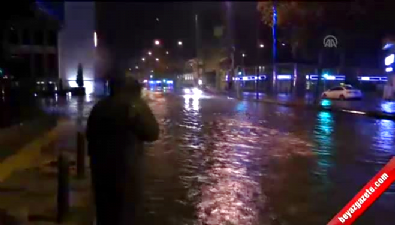 İzmir'de sağanak nedeniyle bazı ev ve iş yerlerini su bastı 