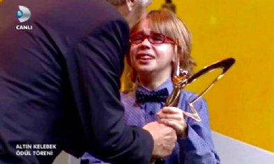 Ataberk Mutlu ödülünü alırken gözyaşlarına boğuldu  Videosu