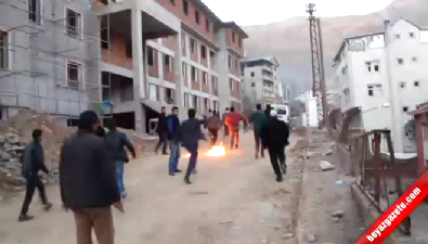 derecik - Şemdinli'de halk barikat kuranları taşla kovaladı Videosu