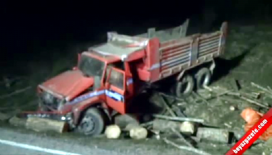 trafik kazasi - Bartın'da kamyon kasasında korkunç ölüm  Videosu