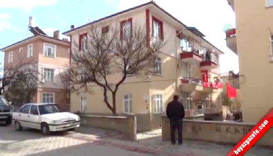 Kızını 8 yerinden bıçaklayarak öldürdü