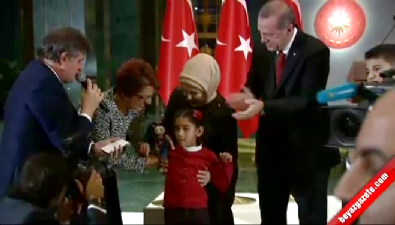 dunya engelliler gunu - Minik Belinay söyledi Erdoğan eşlik etti  Videosu