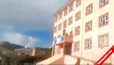 Türk bayrağı okula tekrar asıldı
