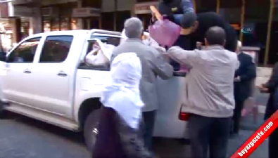 Sur'da polis vatandaşlara ekmek dağıttı 