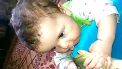 bebek - Sazan balığı ile bebek böyle öpüşüyor  Videosu