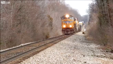 Yük treni arabayı biçti: 2 ölü 