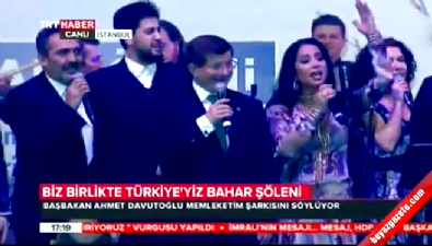 Başbakan Davutoğlu Bahar Şöleni'nde sanatçılarla 'Memleketim' şarkısını söyledi