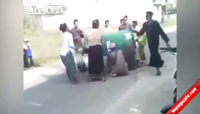 endonezya - Cenazeyi Tabuttan düşürdüler  Videosu