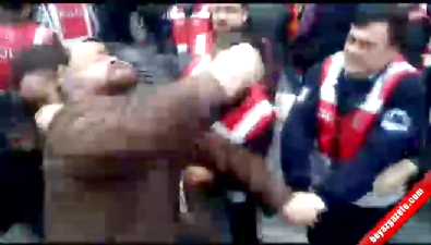 taksim - Taksim Meydanı'na çıkan gruba polis müdahalesi  Videosu