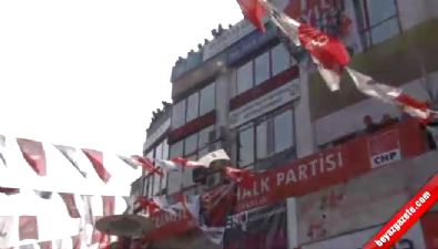 1 mayis - CHP binasından polise sandalye fırlatıldı Videosu