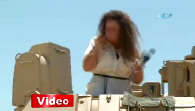 kadin muhabir - Kadın muhabir ağustos böceklerinin saldırısına uğradı  Videosu