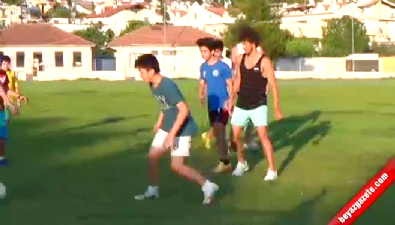 Salih Uçan memleketinde çocuklarla futbol oynadı 