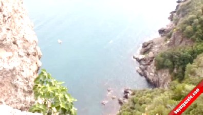 ogretim uyesi - Öğretim üyesi kayalıklardan atlayarak intihar etti  Videosu