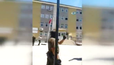 Polisler Türk bayrağını tekbirlerle göndere çekti 