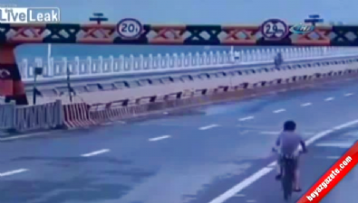 shandong - Kamyonun köprünün bariyerine çarpma anı kamerada  Videosu