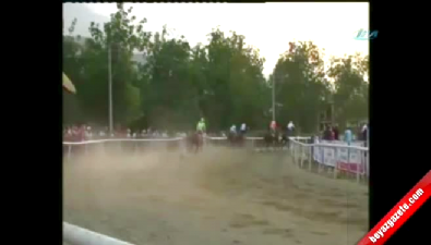 at yarislari - Jokeysiz yarışan at üçüncü oldu Videosu