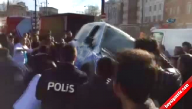 Sultanahmet'e giden polis aracı kaza yaptı 