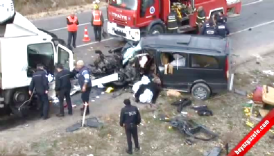 Antalya'da kamyon ile midibüs çarpıştı: 3 ölü, 2 yaralı  Videosu