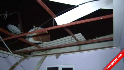 Antalya'da şiddetli fırtına çatıları uçurdu 