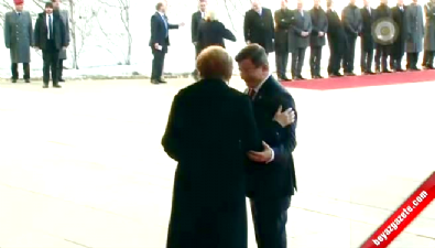 ahmet davutoglu - Davutoğlu Berlin’de resmi törenle karşılandı  Videosu