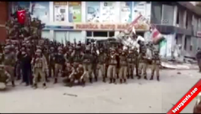 komando - Güvenlik güçleri Cizre'yi ‘Komando Marşı’ ile inletti  Videosu