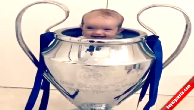 wesley sneijder - Xess Xava Şampiyonlar Ligi kupasının içinde  Videosu