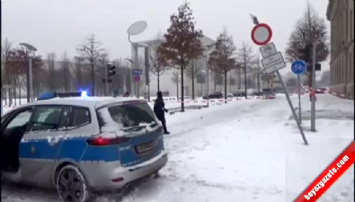 berlin - Almanya Başbakanlığında şüpheli paket alarmı  Videosu