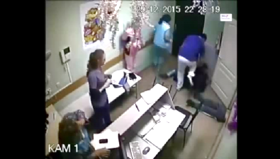 rusya - Öfkeli doktor hastasını bir yumrukla öldürdü Videosu